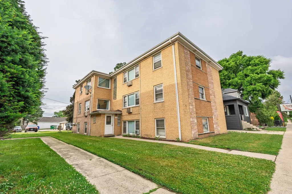 7330 39TH Street Lyons IL 60534