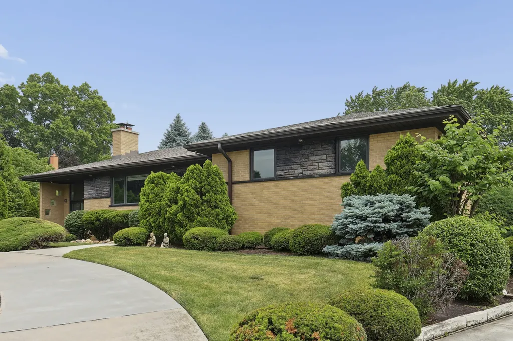 20W276 Belmont Place Addison IL 60101
