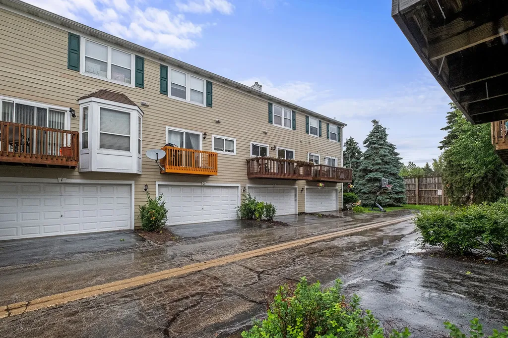 2418 Courtyard Circle Aurora IL 60506