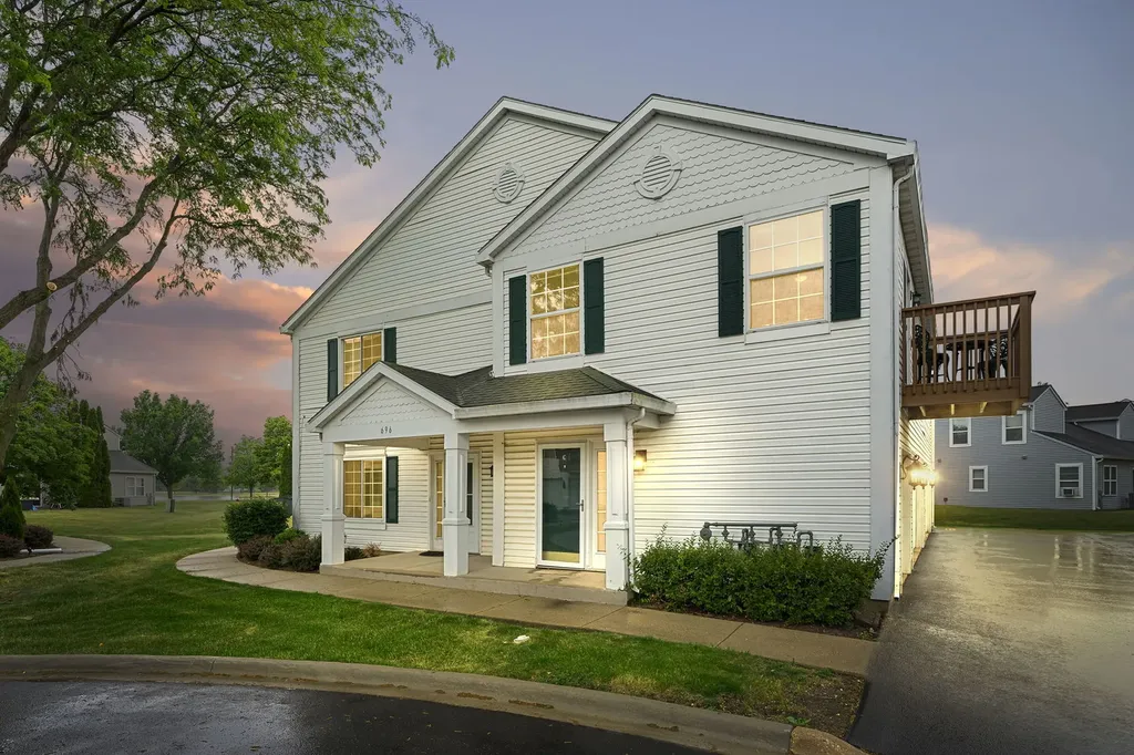 696 Fieldcrest Drive South Elgin IL 60177