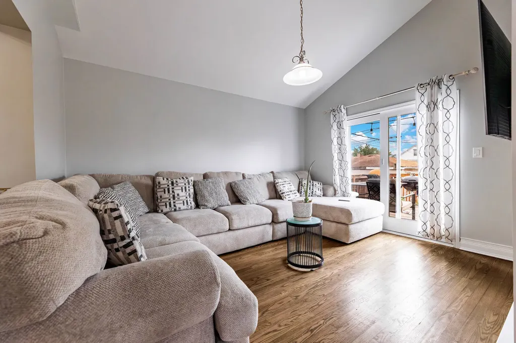 6017 South Monitor Avenue Chicago IL 60638