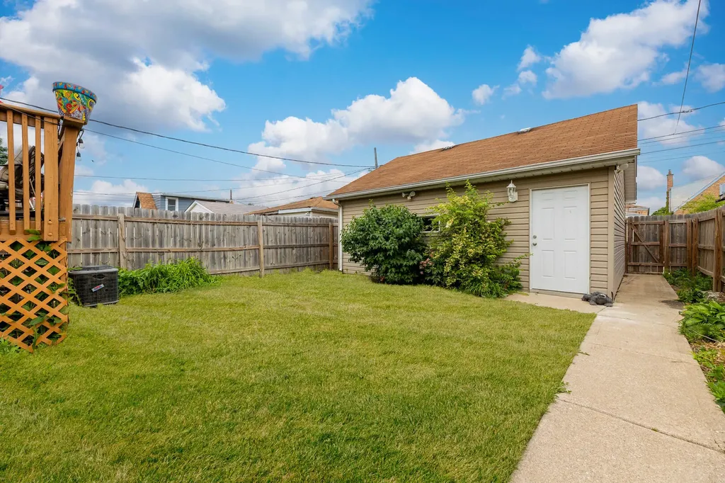 6017 South Monitor Avenue Chicago IL 60638