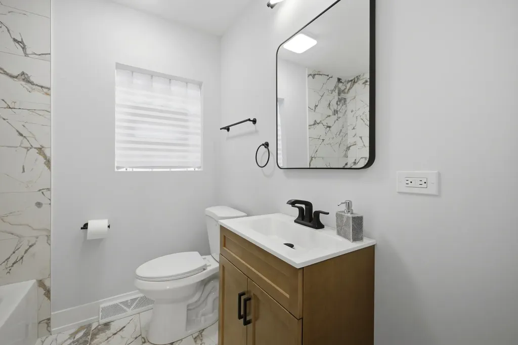 3506 West 77th Street Chicago IL 60652