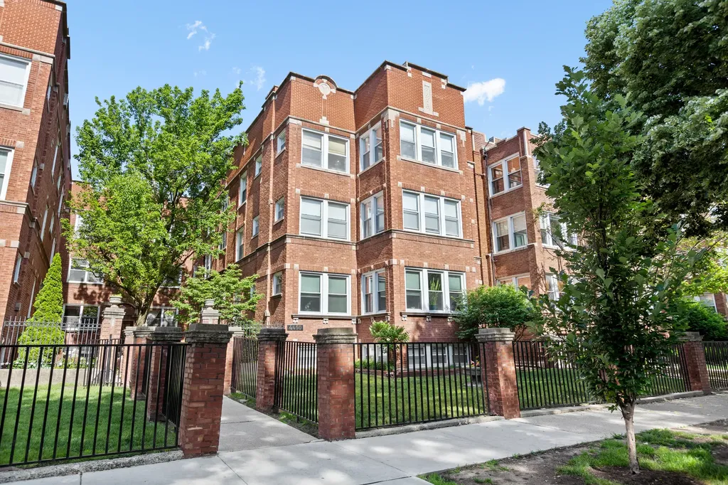 4450 North Beacon Street Chicago IL 60640