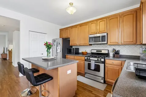 654 Astor Lane Wheeling IL 60090