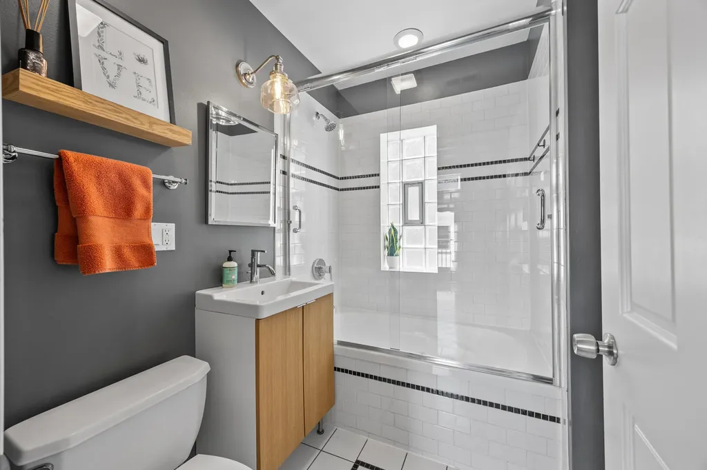 1920 West Dickens Avenue Chicago IL 60614