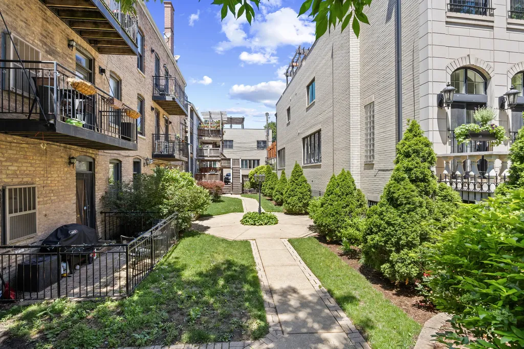 1920 West Dickens Avenue Chicago IL 60614