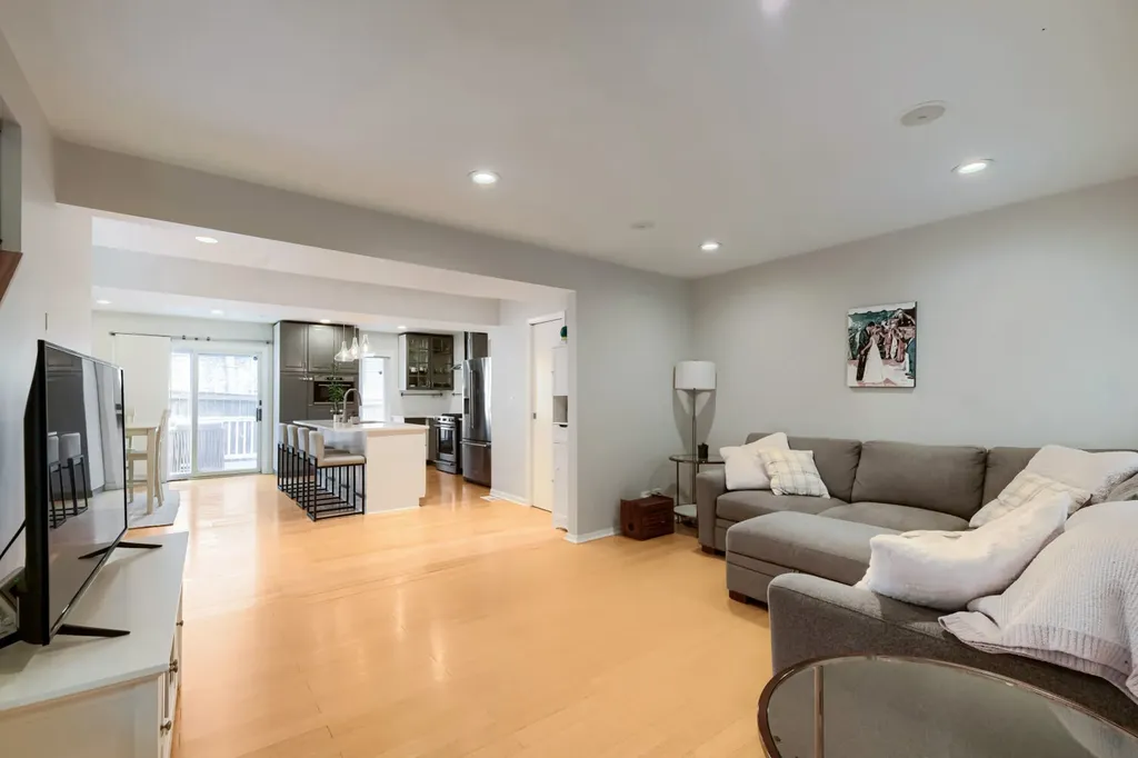 4647 North Kenmore Avenue Chicago IL 60640