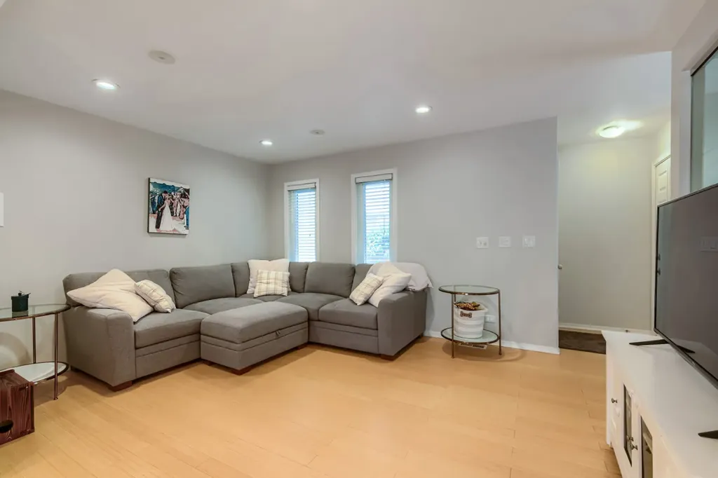 4647 North Kenmore Avenue Chicago IL 60640