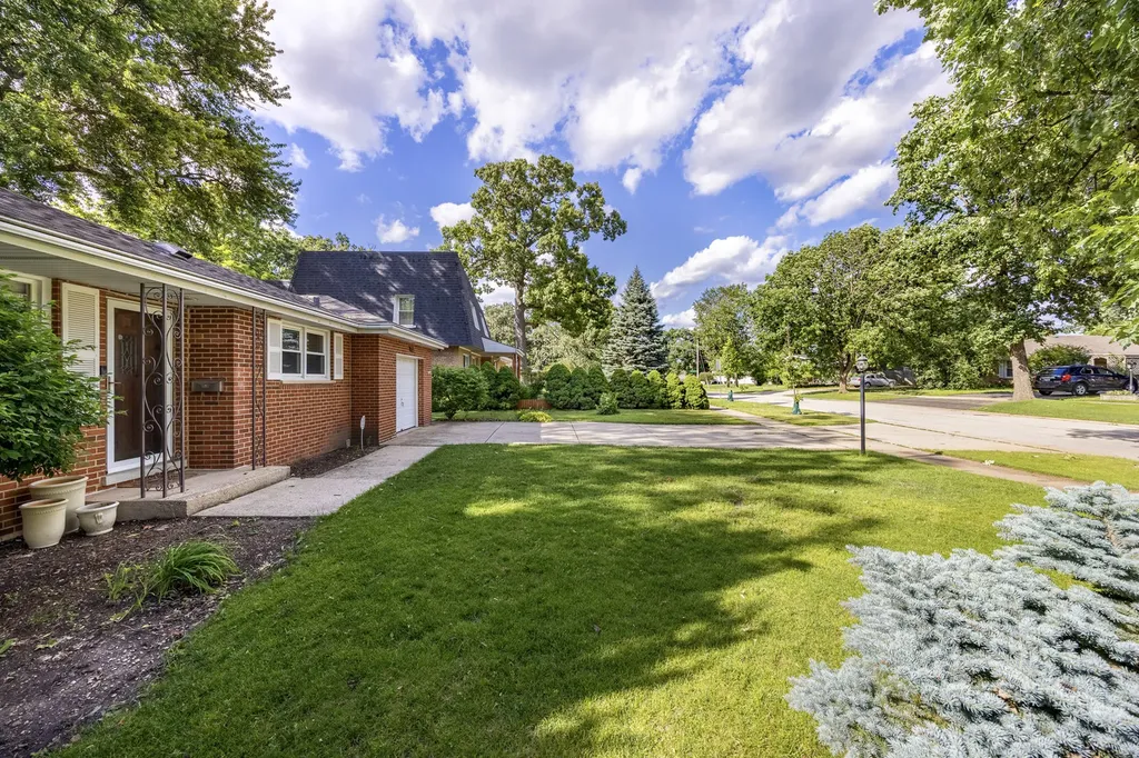 712 Spring Street Roselle IL 60172