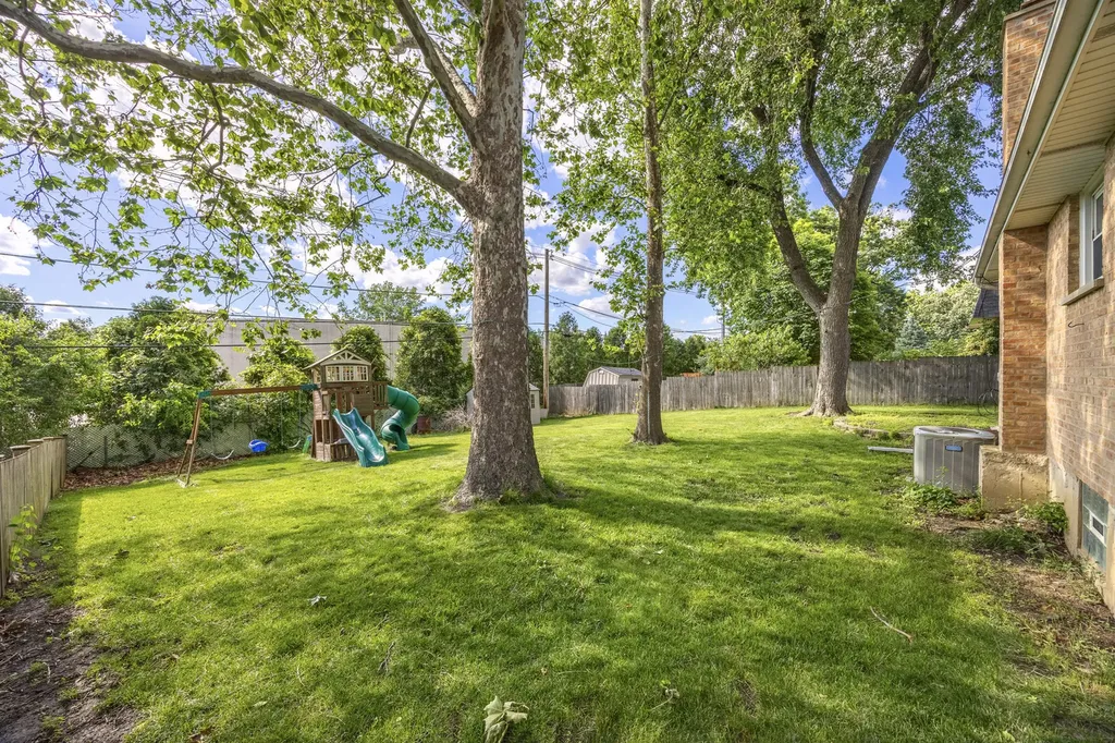 712 Spring Street Roselle IL 60172