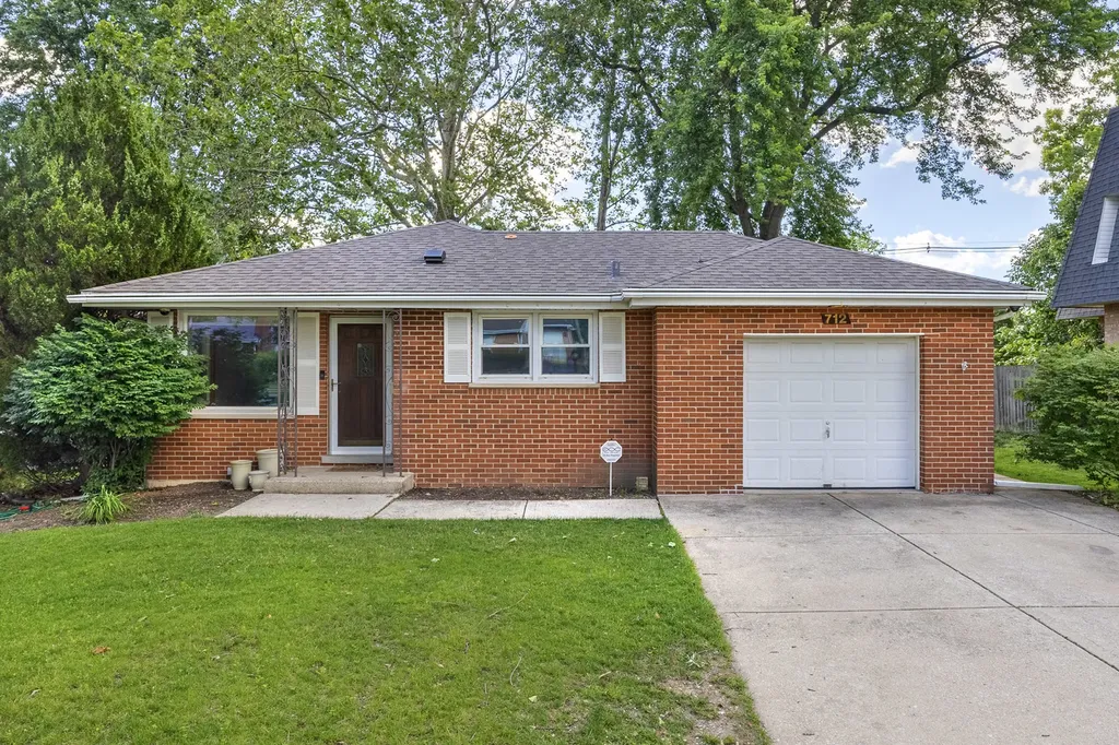 712 Spring Street Roselle IL 60172