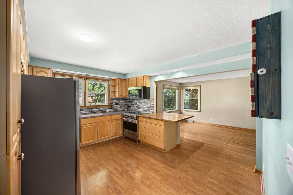 712 Spring Street Roselle IL 60172