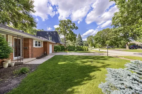 712 Spring Street Roselle IL 60172