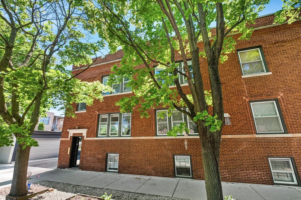 2315 West Waveland Avenue Chicago IL 60618