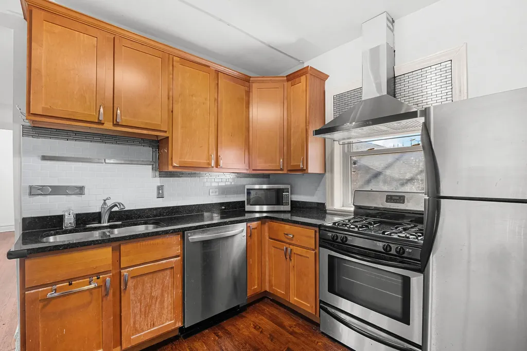 2315 West Waveland Avenue Chicago IL 60618
