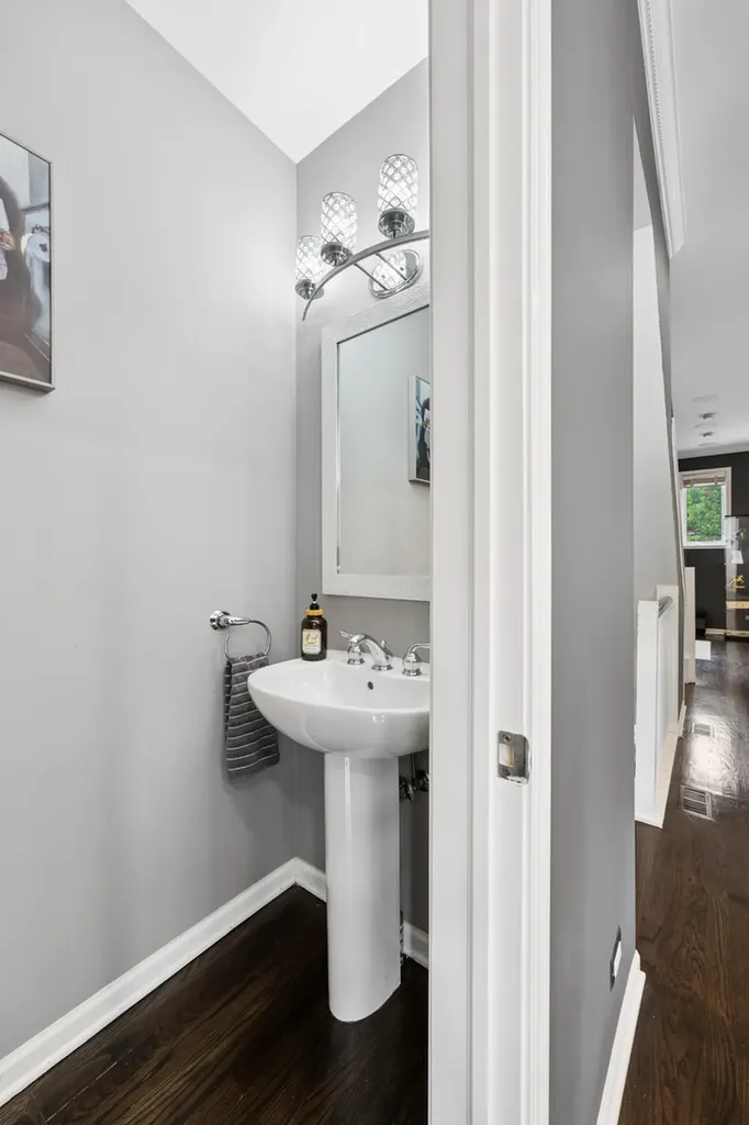 473 North Clinton Street Chicago IL 60654