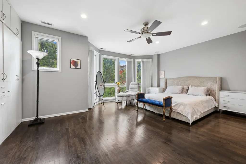473 North Clinton Street Chicago IL 60654