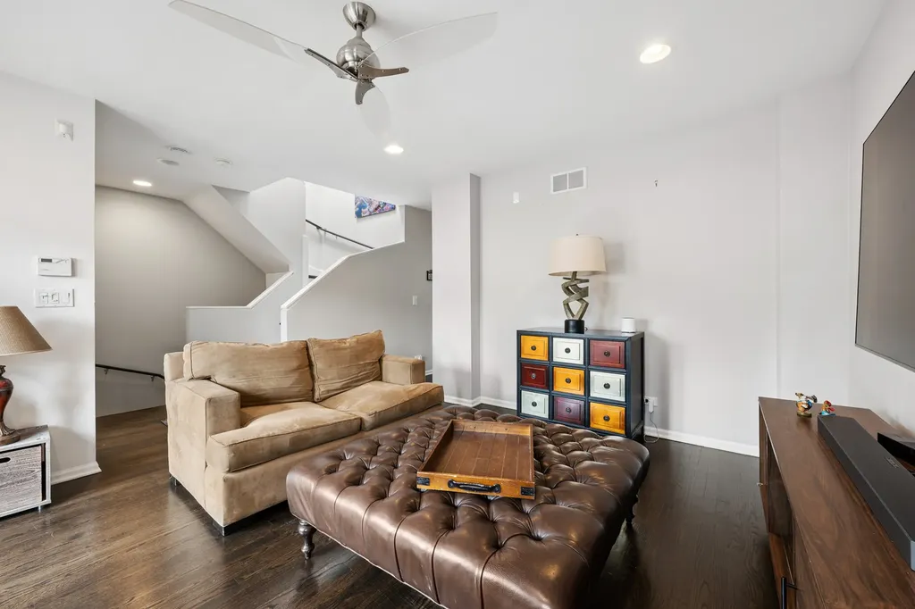 473 North Clinton Street Chicago IL 60654