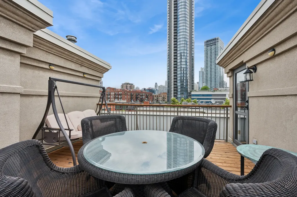 473 North Clinton Street Chicago IL 60654