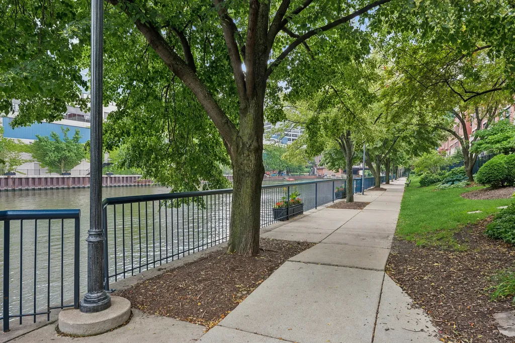473 North Clinton Street Chicago IL 60654