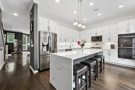473 North Clinton Street Chicago IL 60654