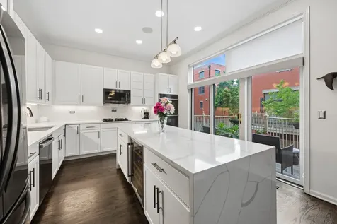 473 North Clinton Street Chicago IL 60654
