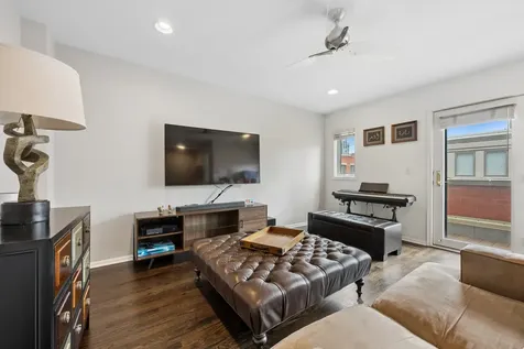 473 North Clinton Street Chicago IL 60654