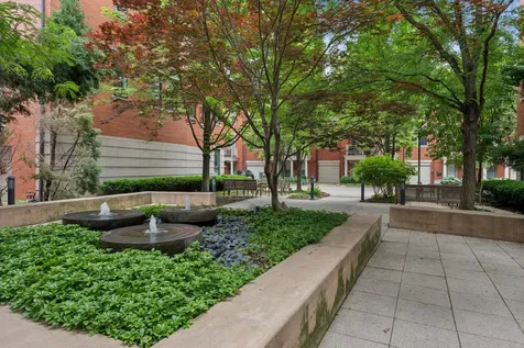 473 North Clinton Street Chicago IL 60654