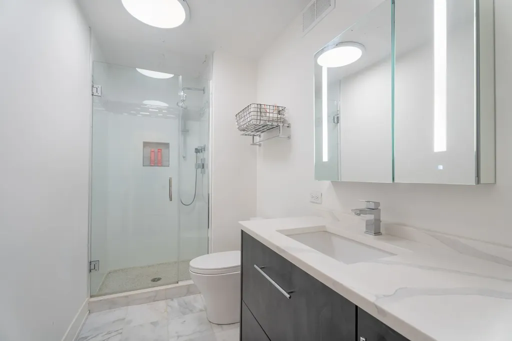 6033 North Sheridan Road Chicago IL 60660