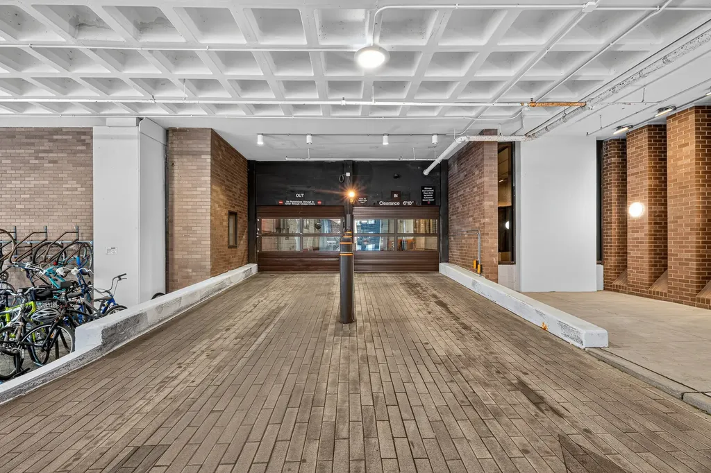 6033 North Sheridan Road Chicago IL 60660