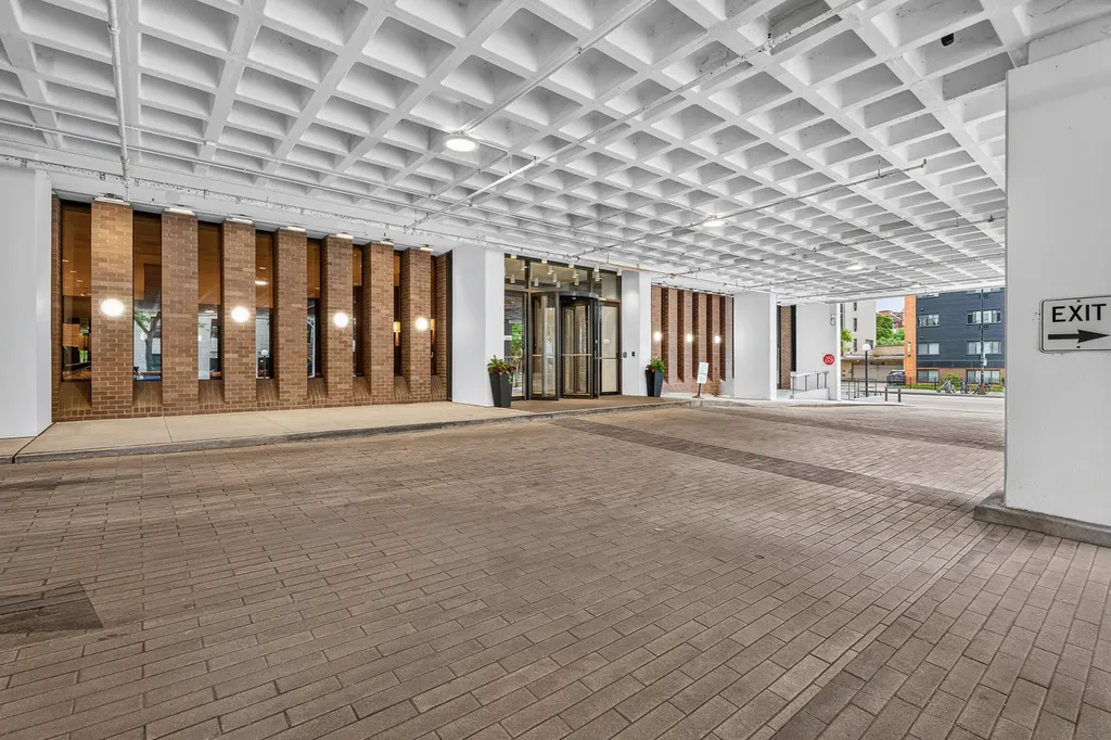 6033 North Sheridan Road Chicago IL 60660