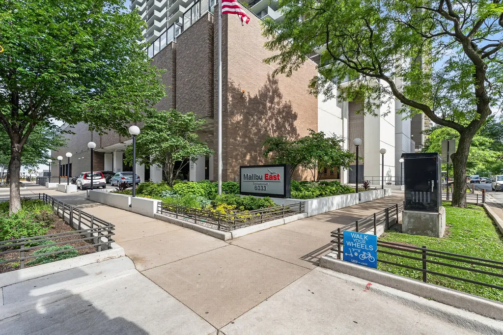 6033 North Sheridan Road Chicago IL 60660