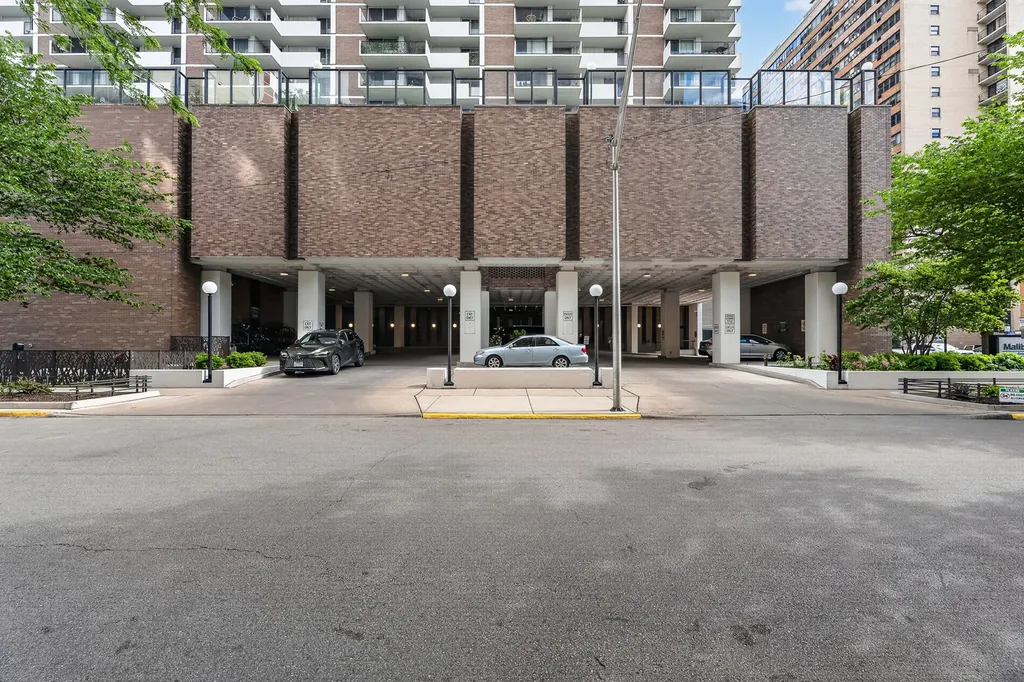 6033 North Sheridan Road Chicago IL 60660