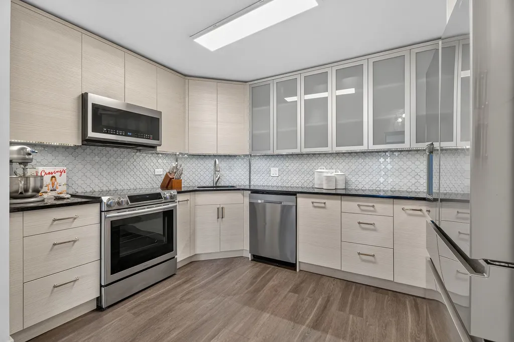 6033 North Sheridan Road Chicago IL 60660