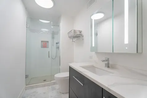6033 North Sheridan Road Chicago IL 60660