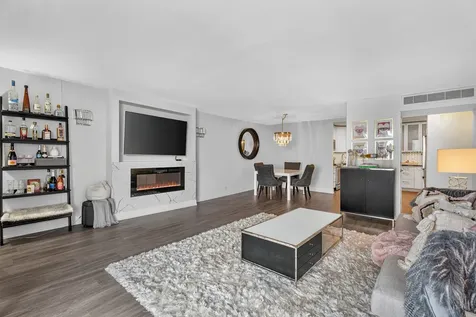 6033 North Sheridan Road Chicago IL 60660