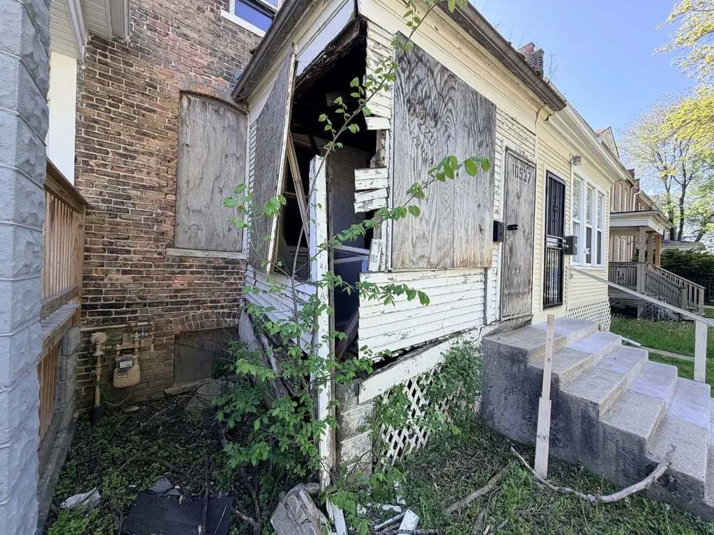 10537 South Corliss Avenue Chicago IL 60628