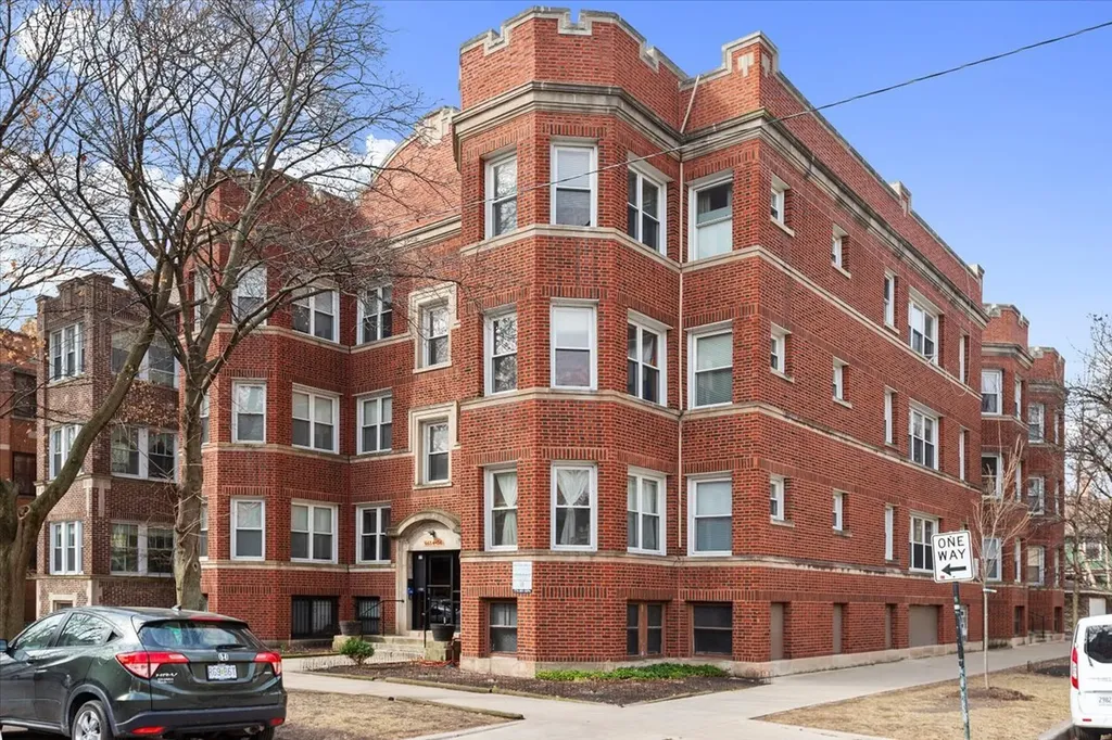 6656 North Newgard Avenue Chicago IL 60626