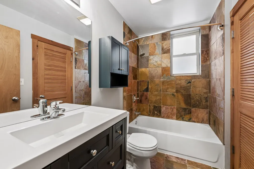 1637 West Pratt Boulevard Chicago IL 60626