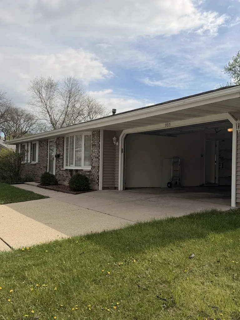 935 South Cedarcrest Drive Schaumburg IL 60193