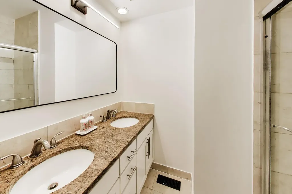 2555 West Moffat Street Chicago IL 60647