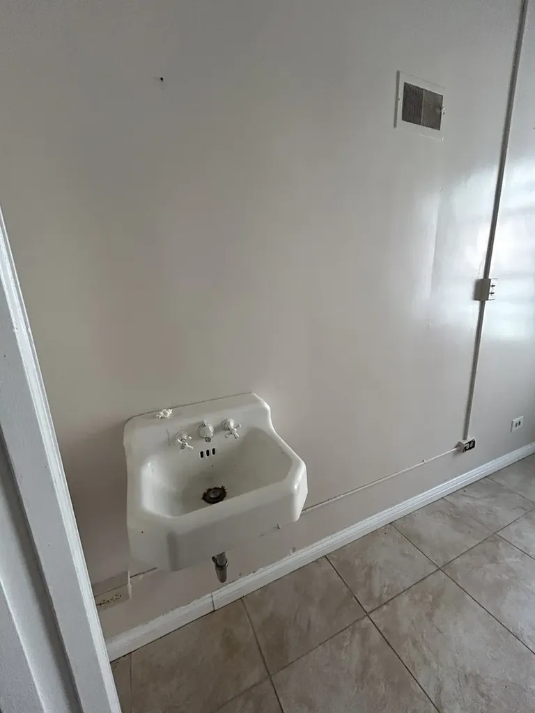 10853 South West Western Avenue Chicago IL 60643