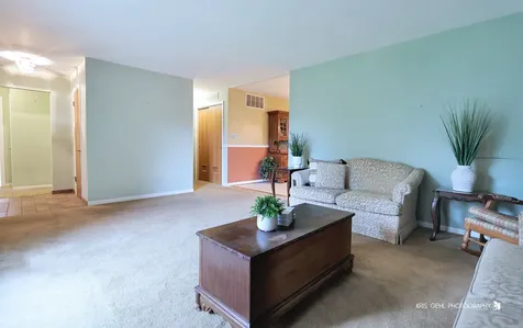 518 Oak Street Elk Grove Village IL 60007