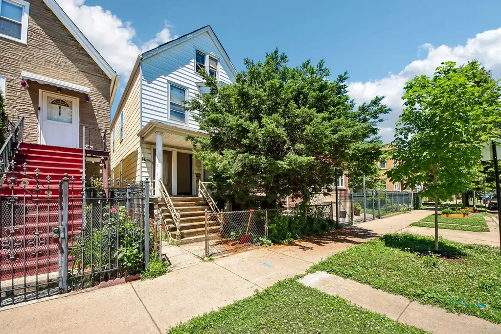 2934 North Gresham Avenue Chicago IL 60618