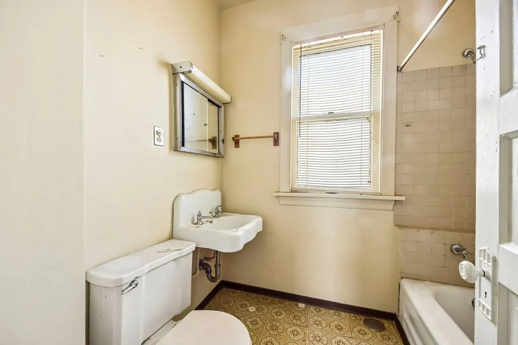 2934 North Gresham Avenue Chicago IL 60618