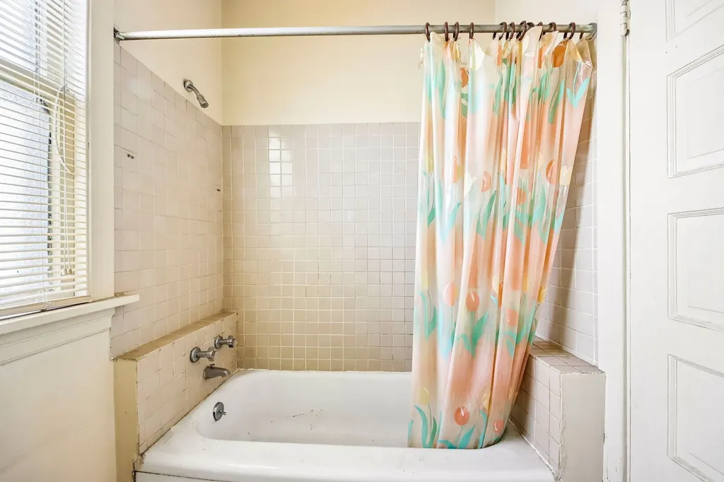 2934 North Gresham Avenue Chicago IL 60618