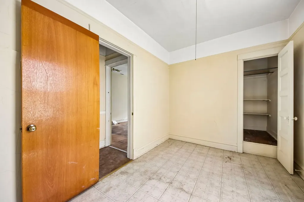 2934 North Gresham Avenue Chicago IL 60618