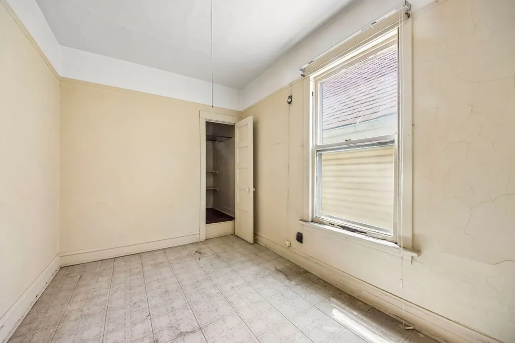 2934 North Gresham Avenue Chicago IL 60618