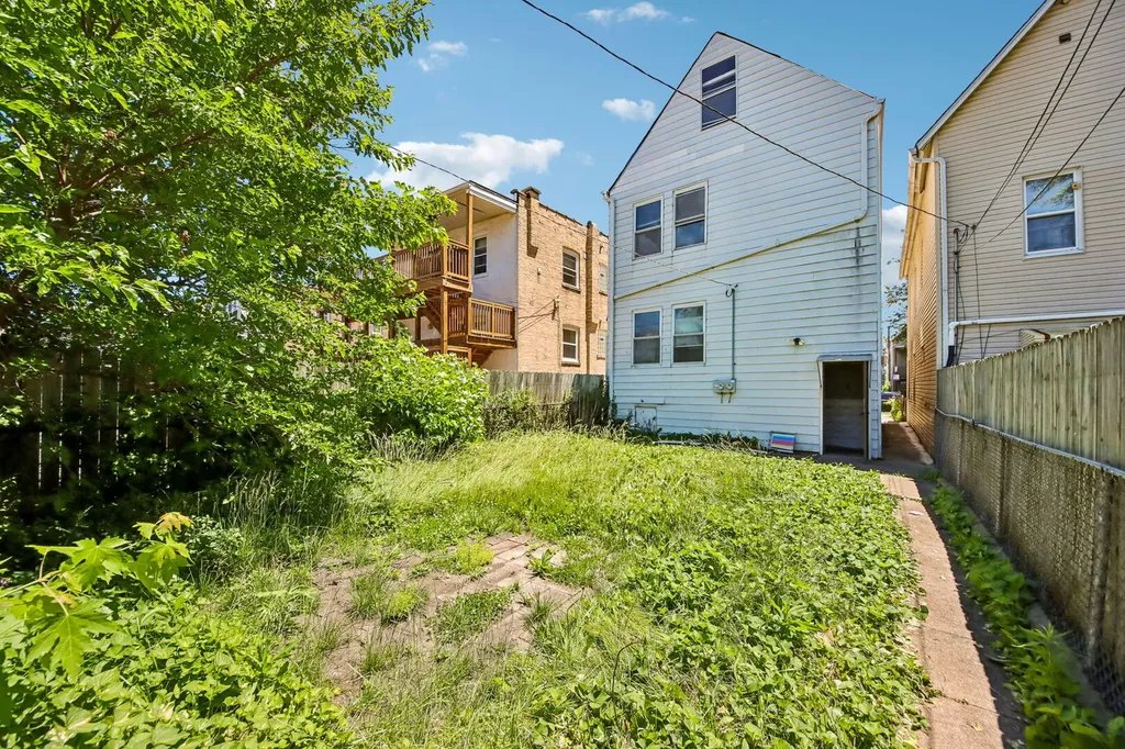 2934 North Gresham Avenue Chicago IL 60618